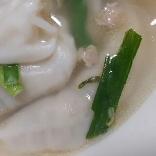 ニラと冷凍餃子の中華スープ